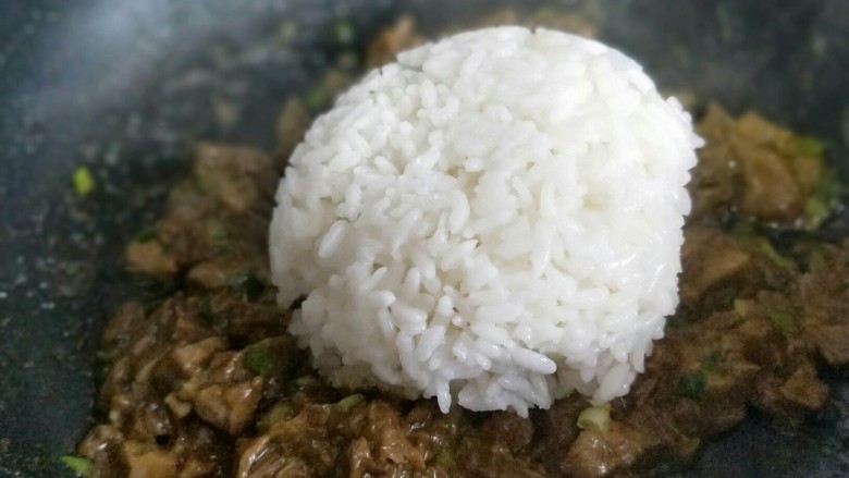年夜饭&主食-牛肉炒饭,加入米饭翻炒。