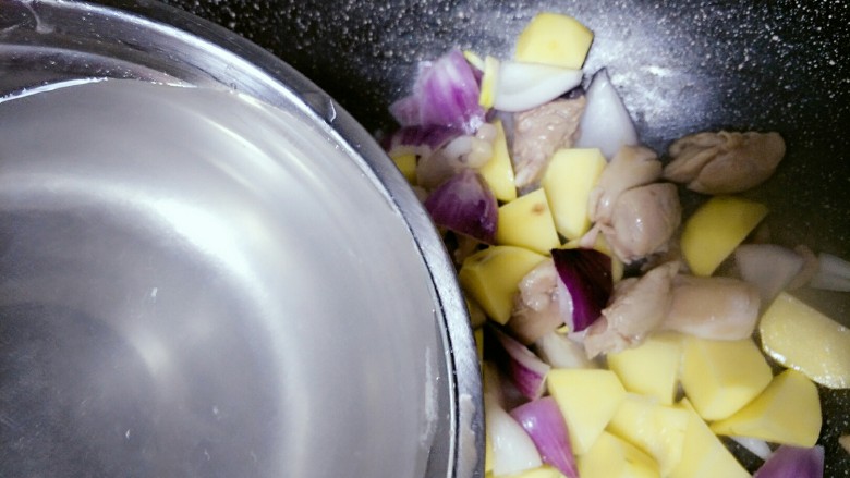 家常咖喱鸡腿饭,土豆稍有变色时，加入热水