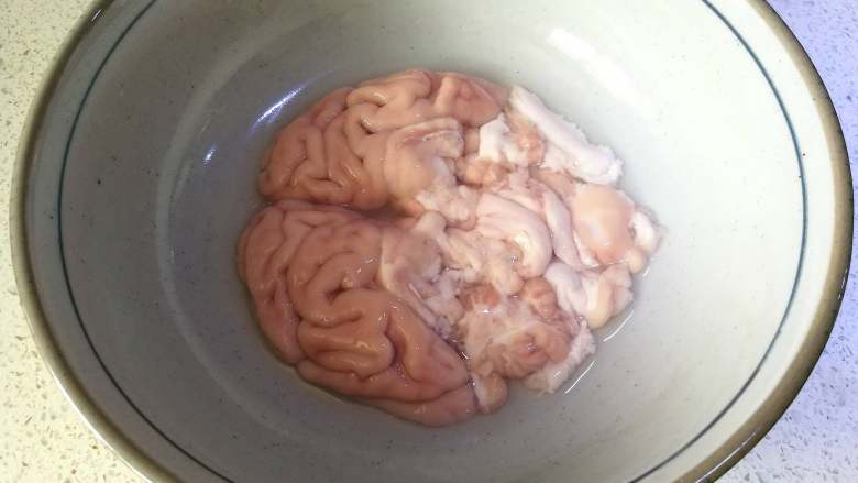 天麻炖猪脑,褶绉中的红色筋膜也要全部弄干净，再用小水流冲洗干净猪脑即可。