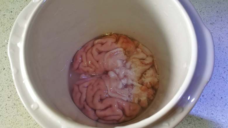 天麻炖猪脑,将洗干净的猪脑放入炖盅的内胆里。