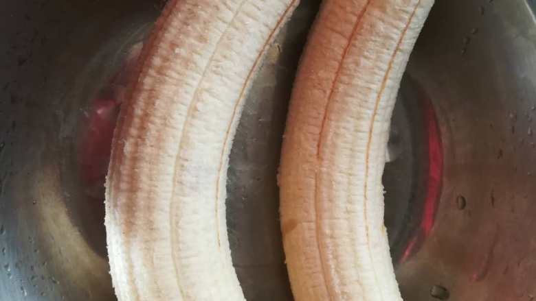 老少皆宜、超级好吃的香蕉牛奶鸡蛋羹,香蕉剥皮，如图。