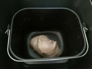黑麦南瓜豆沙包,将所有材料放入面包桶内，揉成面团。