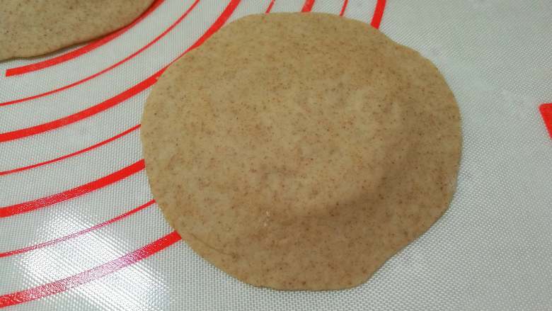 黑麦南瓜豆沙包,分别擀成中间厚两边薄的圆形状。