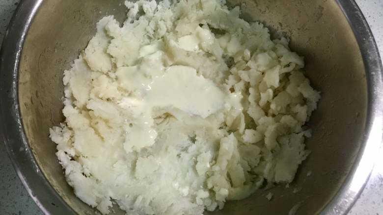 翡翠山药泥卷饼,根据个人口味还可以加入炼奶或淡奶油和糖粉，增加风味。