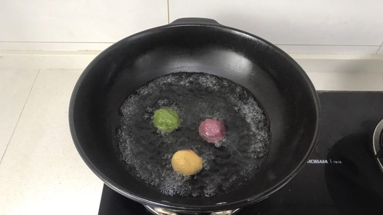 三色汤圆,烧一锅开水，将小面团煮熟