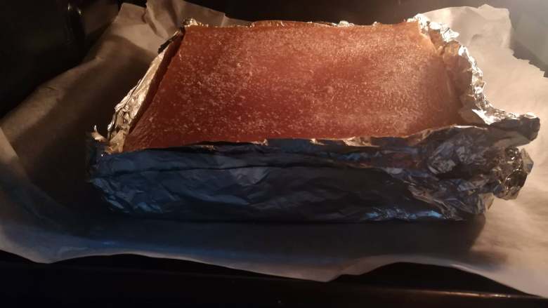 脆皮烧肉,接着放入已经220℃预热的烤箱中层，烘烤30分钟，注意要包好锡纸，这样才可以避免肉汁蒸发