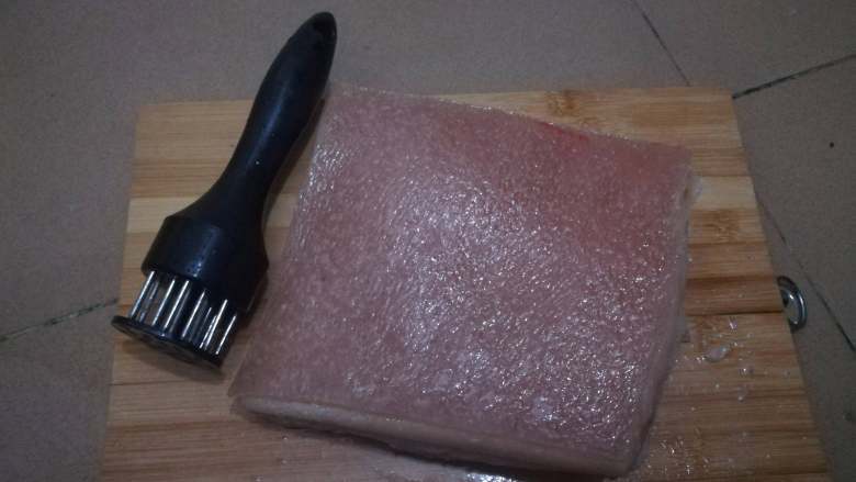 脆皮烧肉,在保证不会戳烂的前提下，尽可能的多戳，越均匀越细密，烤出来的表皮才会越好看