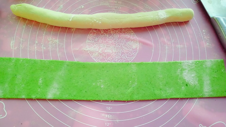 百财（白菜）大肚子水饺,绿色面团擀成长条片，修边