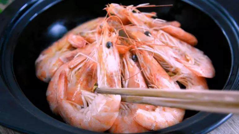 春节做这道菜保你有面子，麻辣鲜香上桌就扫光——麻辣虾,将绿豆芽摆盘，虾置于四周
