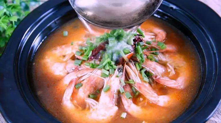 春节做这道菜保你有面子，麻辣鲜香上桌就扫光——麻辣虾,将汤淋到装盘的虾中