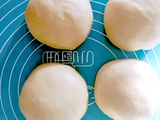 红豆小小酥～植物油版,一个和面程序结束后，油皮从面包机里取出来，分成四份，稍揉滚圆