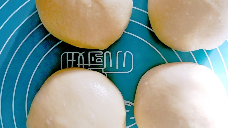 红豆小小酥～植物油版,一个和面程序结束后，油皮从面包机里取出来，分成四份，稍揉滚圆
