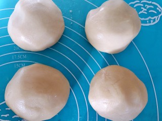 红豆小小酥～植物油版,均匀分成四份，盖上保鲜膜备用