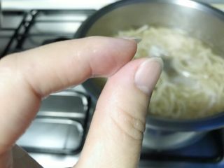晶莹剔透猪皮冻,用筷子蘸一点汁，放在手指上，慢慢冷却一点，粘住两根手指，不易张开，基本上就可以了。