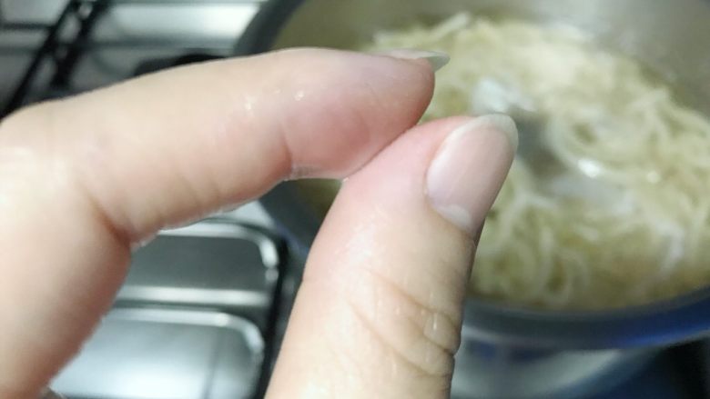 晶莹剔透猪皮冻,用筷子蘸一点汁，放在手指上，慢慢冷却一点，粘住两根手指，不易张开，基本上就可以了。