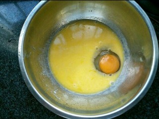 双色Q麻薯包,待鸡蛋黄油液温度降到不烫手还有余温时放入鸡蛋搅拌均匀。
