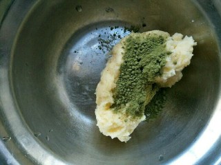双色Q麻薯包,取120克面团加入抹茶粉，手上沾点植物油将抹茶粉与麻薯面团揉成绿色的抹茶面团。