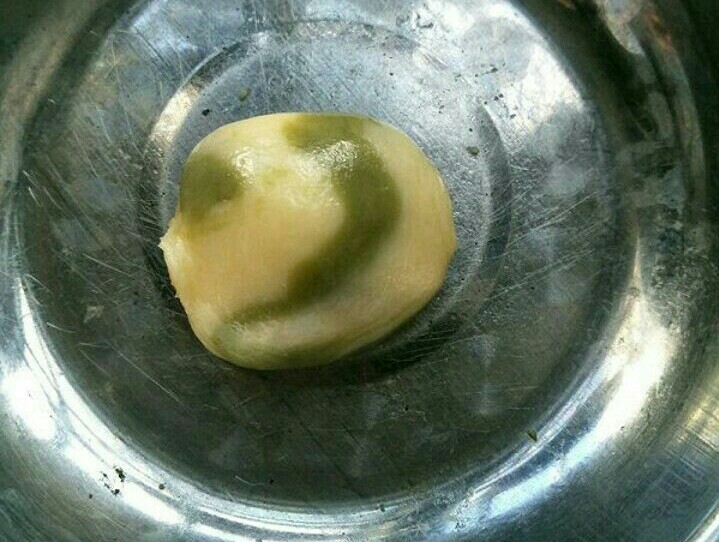 双色Q麻薯包,手上粘点植物油将面团揉成圆型。