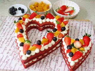 情浓意浓之【心心相印水果蛋糕】,放上水果或其它喜欢的装饰物，完毕