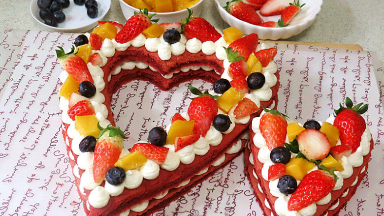 情浓意浓之【心心相印水果蛋糕】,放上水果或其它喜欢的装饰物，完毕