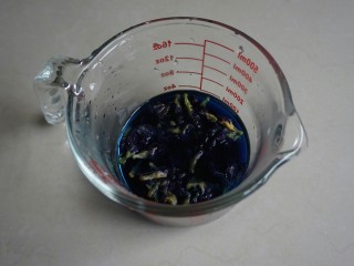 蓝玫瑰馒头,用热水浸泡碟豆花几分钟，待水温晾凉至手温后，倒出103克的碟豆花水，加入酵母，搅拌溶解