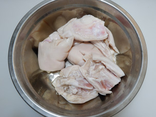 黄豆猪脚养颜汤,猪脚洗净剁成小块。