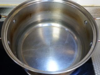 黄豆猪脚养颜汤,锅中加入水。