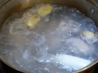 黄豆猪脚养颜汤,大火煮开，煮出浮沫