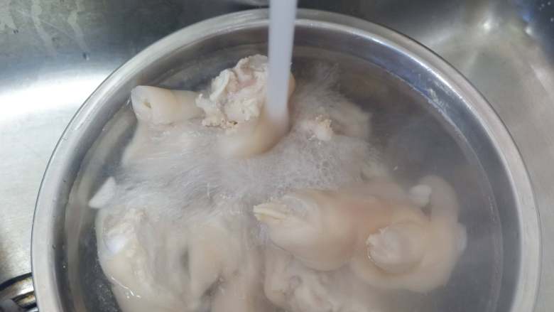 黄豆猪脚养颜汤,取出用清水冲洗干净备用。