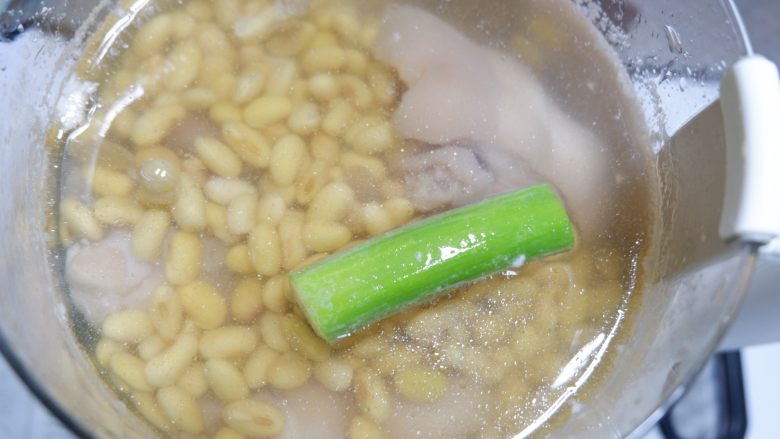 黄豆猪脚养颜汤,然后将浸泡好的黄豆，和猪蹄一起放入。