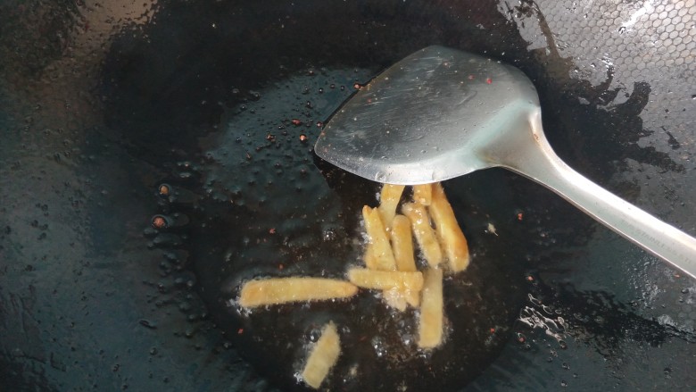 年菜  蒜薹炒腊肠,锅内不需要放油，放生姜爆香。
