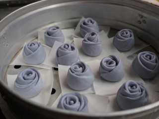 蓝玫瑰馒头,在温暖处醒发20-25分钟，可以将蒸锅里的水烧热一些，再放上蒸笼，清楚的看到馒头坯大了一些。