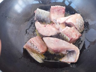 砂锅鱼,先把鱼放锅里炸一下，中火炸