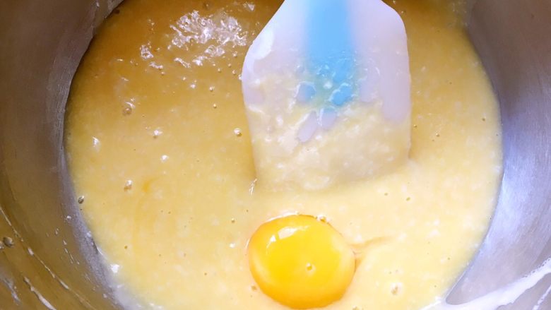 车厘子棉花蛋糕,再分离第二颗鸡蛋，蛋黄加入到面糊中拌拌均匀