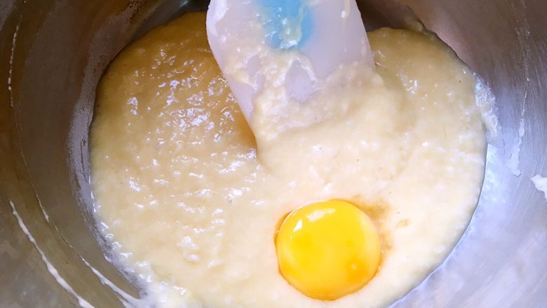 车厘子棉花蛋糕,分离鸡蛋，蛋白打发至干净容器，蛋黄加入到面糊中搅拌均匀