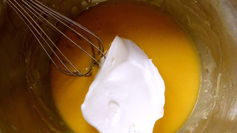 车厘子棉花蛋糕,烤箱预热150度，将打发好的蛋白分次加入到蛋黄面糊中翻拌均匀
