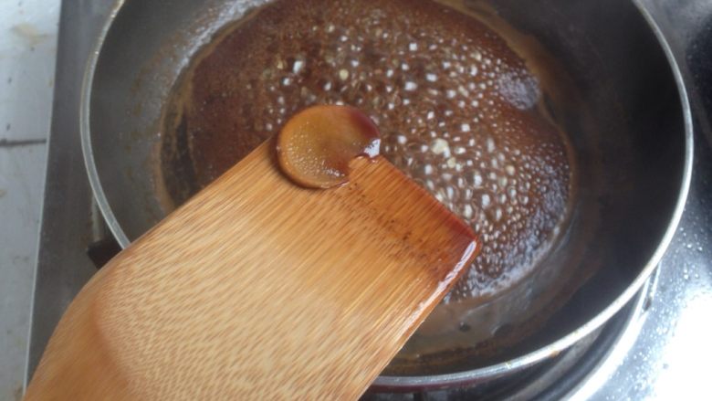 糖不甩,煮至沸腾后转小火，再煮5分钟左右，将姜片捞起来