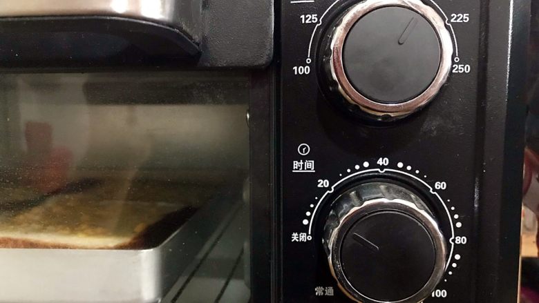 让它叫醒贪睡的你の早餐烤乳酪吐司
,上下火，温度200°，时间10分钟