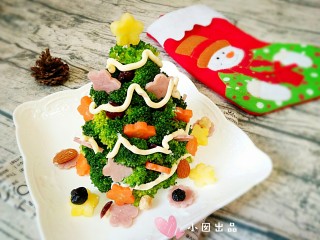 圣诞树沙拉,再加上各种切好的花片和坚果做装饰，挤上沙拉酱就齐活了。