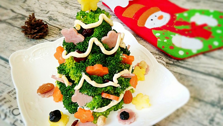 圣诞树沙拉,再加上各种切好的花片和坚果做装饰，挤上沙拉酱就齐活了。