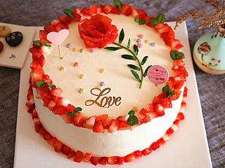 情人节玫瑰花蛋糕,然后将切好的草莓丁摆在蛋糕的上下边缘，上面用薄荷叶装饰。