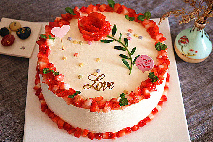 情人节玫瑰花蛋糕,然后将切好的草莓丁摆在蛋糕的上下边缘，上面用薄荷叶装饰。