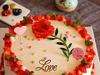 情人节玫瑰花蛋糕,最后放上适量的花型彩塘，插上插牌装饰即可。