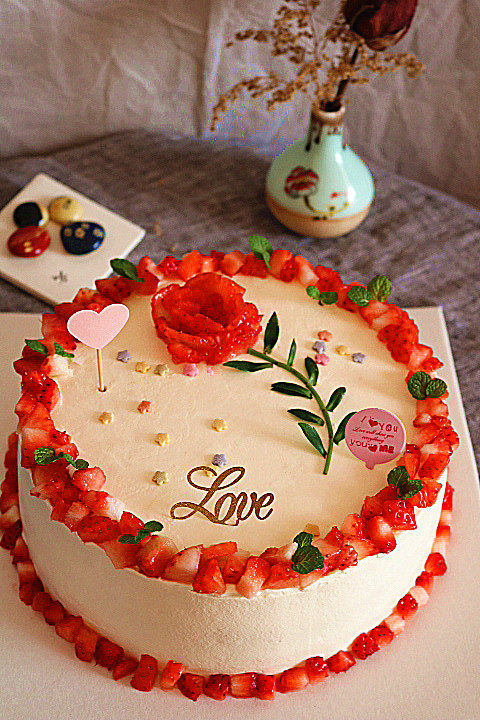 情人节玫瑰花蛋糕,最后放上适量的花型彩塘，插上插牌装饰即可。