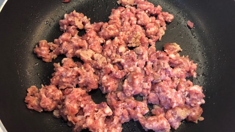 肉酱意粉,放入腌制好的肉末翻炒均匀。