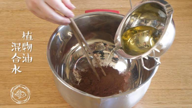 巧克力蛋糕18m+宝宝辅食,植物油加清水隔水加热，搅拌均匀~
