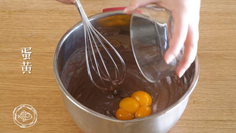 巧克力蛋糕18m+宝宝辅食,倒入蛋黄，搅拌混合~
