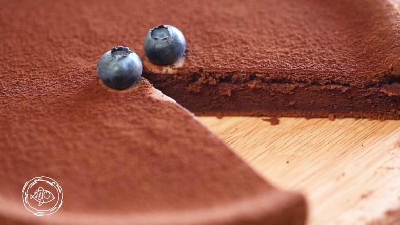 巧克力蛋糕18m+宝宝辅食,拿出烤箱，巧克力蛋糕就做好了~放点你喜欢的水果草莓、蓝莓、芒果什么的，就可以开吃了~