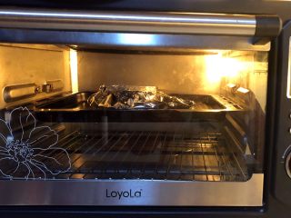 自制蜜汁叉烧,放入预热220度的烤箱控烤23分钟。