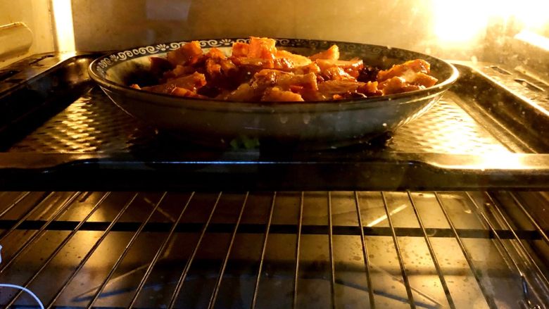 自制蜜汁叉烧,重新放到烤箱内，220度，烘烤5分钟后即可出炉。